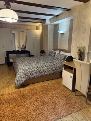 Een strijkplank/strijkijzer, wifi, beddengoed