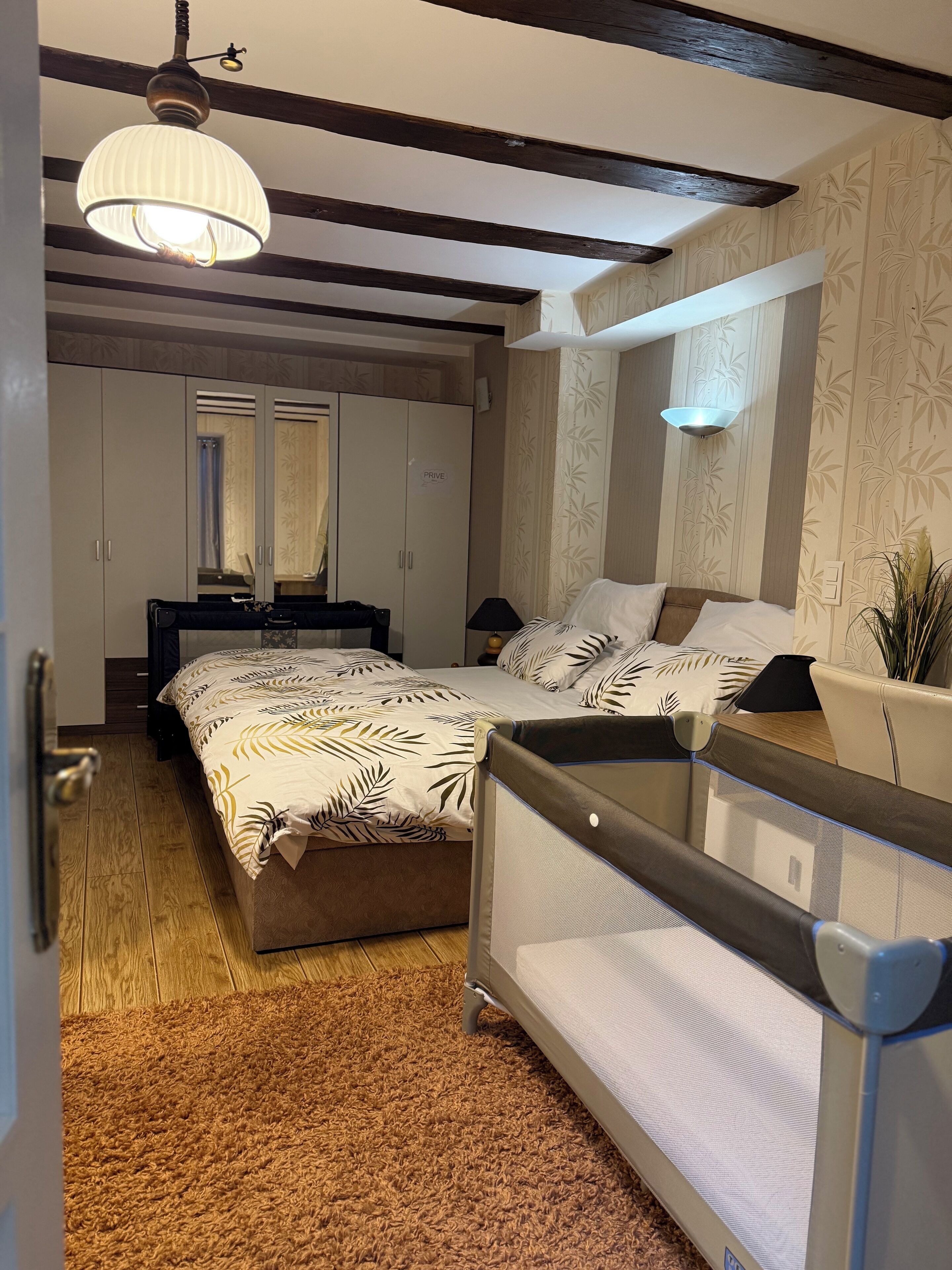 Iron/ironing board, WiFi, bed sheets