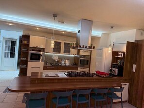 Four à micro-ondes, un four, surface de cuisson, lave-vaisselle