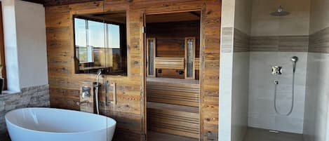 Douche, séchoir à cheveux, serviettes fournies, savon