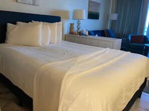1 bedroom, Internet, bed sheets - Direct Oceanfront Cozy Studio in marvelous Daytona Beach. (Daytona Beach)