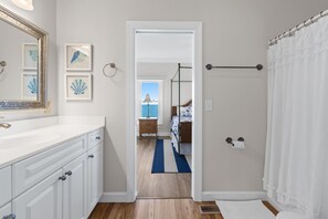 7 bedrooms, free WiFi, bed sheets - Wishlist: Oceanfront Event Friendly Home with Elevator (Oak Island)