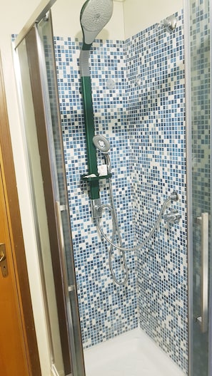 Dusche, Haartrockner, Bidet, Handtücher