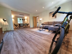 Smart TV, chimenea, libros y estéreo