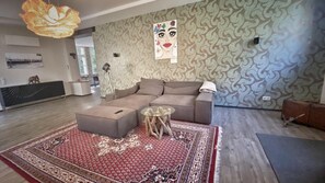 Smart TV, fireplace, books, stereo