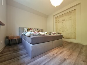 Cuna de viaje, wifi gratis y ropa de cama