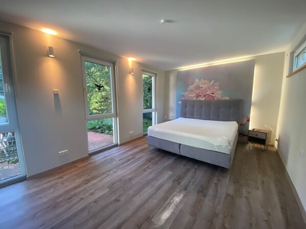 Travel crib, free WiFi, bed sheets