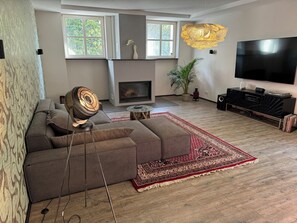 Smart TV, fireplace, books, stereo