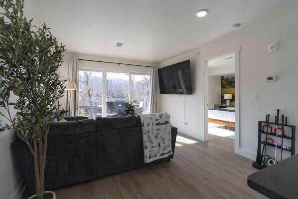 3 bedrooms, iron/ironing board, WiFi, bed sheets - Branson Modern Luxury Haven •Heated Pool •Stylish 2BR •Walk to Branson Landing (Branson)