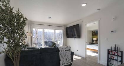 Branson Modern Luxury Haven •Heated Pool •Stylish 2BR •Walk to Branson Landing