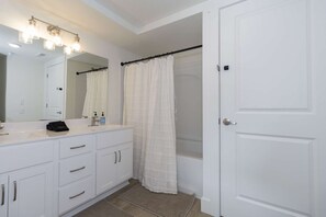 Een douche, een haardroger, handdoeken