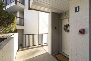 Exterior detail - Branson Modern Luxury Haven •Heated Pool •Stylish 2BR •Walk to Branson Landing (Branson)