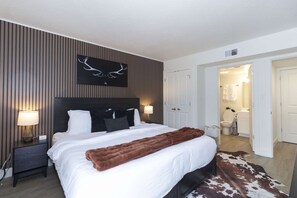 2 bedrooms, iron/ironing board, WiFi, bed sheets - Creekside Comfort | Renovated 2BR Condo • Pools • Near Branson Landing (Branson)