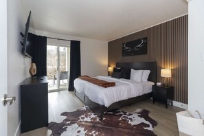 2 bedrooms, iron/ironing board, WiFi, bed sheets - Creekside Comfort | Renovated 2BR Condo • Pools • Near Branson Landing (Branson)