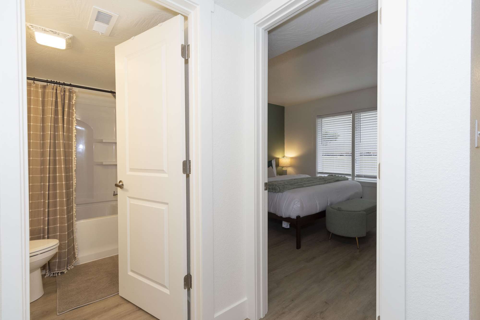 Regadera, secadora de cabello, toallas 