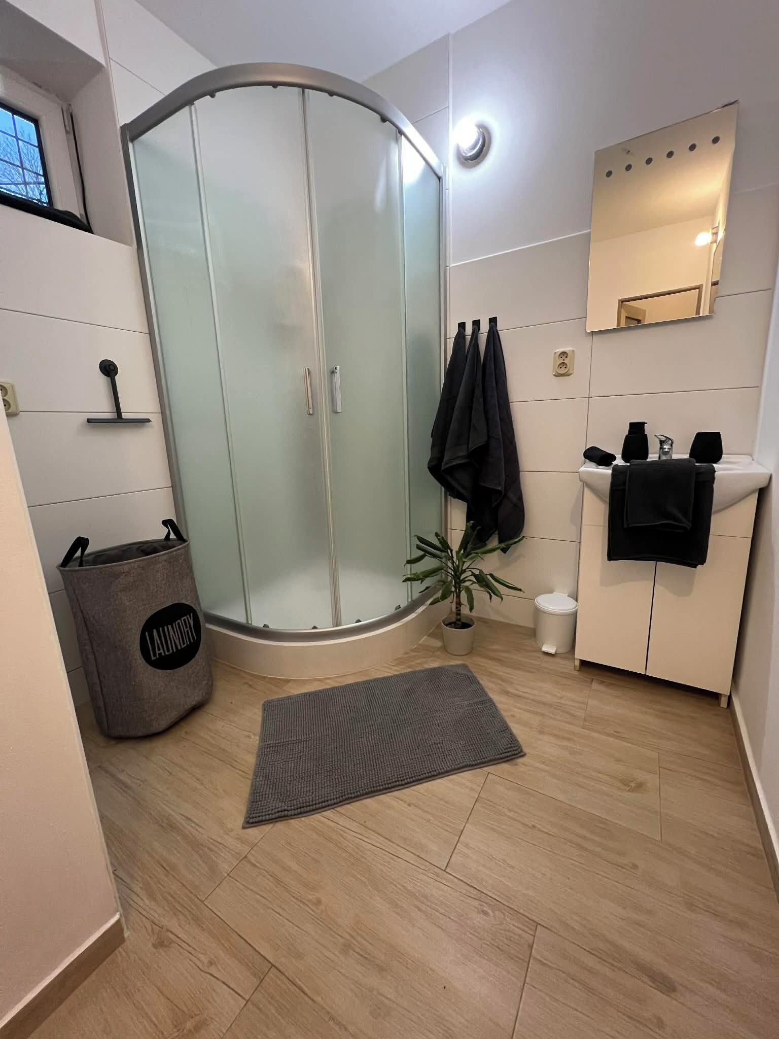 Serviettes fournies, savon, papier toilette