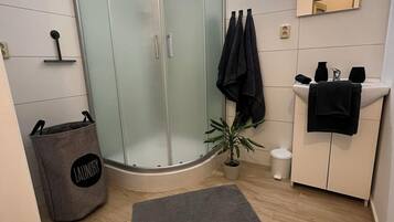 Serviettes fournies, savon, papier toilette