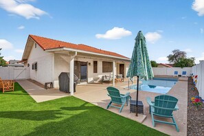 Pool - Fun in the Sun. Private Downtown Gilbert Retreat. Sleeps 6 (Gilbert)