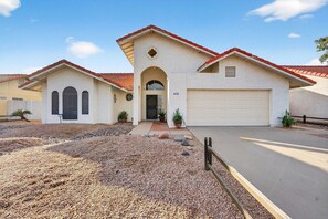 Exterior - Fun in the Sun. Private Downtown Gilbert Retreat. Sleeps 6 (Gilbert)