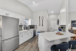 Microwave, oven, stovetop, dishwasher - Fun in the Sun. Private Downtown Gilbert Retreat. Sleeps 6 (Gilbert)