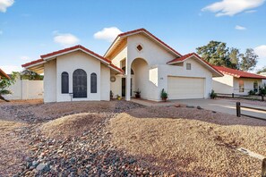 Exterior - Fun in the Sun. Private Downtown Gilbert Retreat. Sleeps 6 (Gilbert)