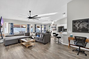 TV - Fun in the Sun. Private Downtown Gilbert Retreat. Sleeps 6 (Gilbert)