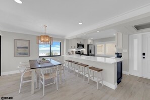 Dining - Beachfront 2B/2B Sandarac Vacation Condo 506B. Direct gulf view! (Fort Myers Beach)