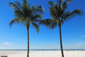 On the beach - Beachfront 2B/2B Sandarac Vacation Condo 506B. Direct gulf view! (Fort Myers Beach)