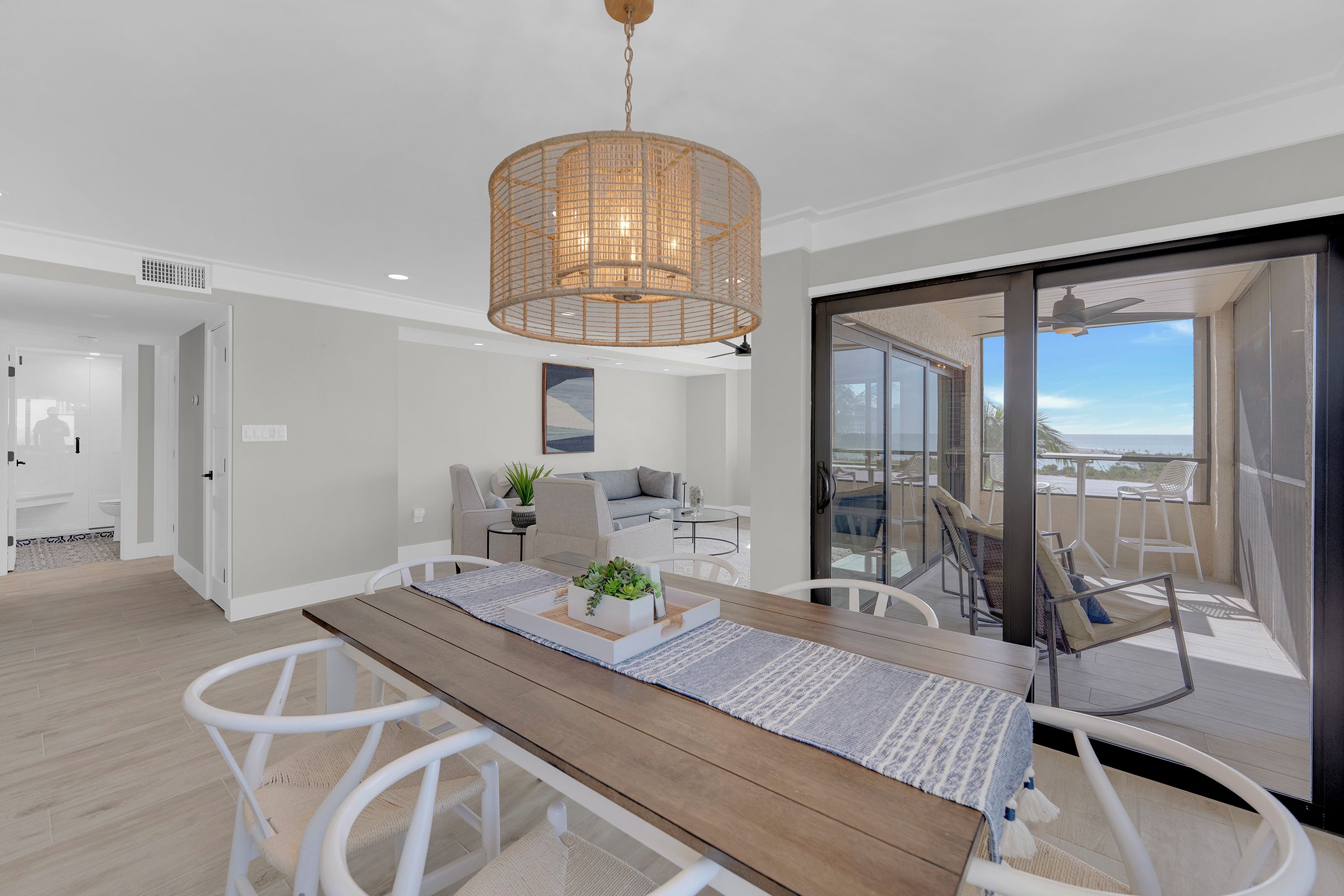 Un espace de vie moderne comprenant un coin repas, un canapé et un balcon avec vue.