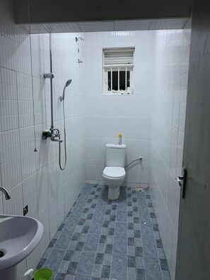บ้านพัก, 3 ห้องนอน, พร้อมสิ่งอำนวยความสะดวกสำหรับผู้พิการ, สูบบุหรี่ได้ | ห้องน้ำ