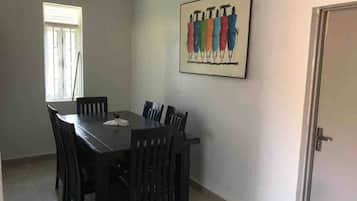 House, 2 Bedrooms, Accessible, Smoking | Ruang makan