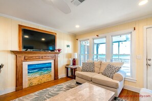 Smart TV - Good Company - Classic 3BR Oceanfront Beach Cottage with Screen Porch (Topsail Beach)