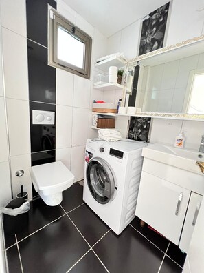 Shower, hair dryer, towels, soap - Awesome 4-bedroom villa with AC in charming CESME-Alacatı (İzmir)