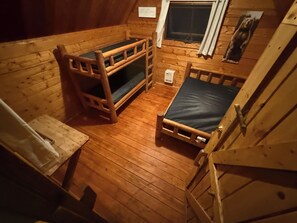 Cabaña Premium, varias camas, vista al patio | Escritorio, espacio para trabajar con laptop y wifi gratis 