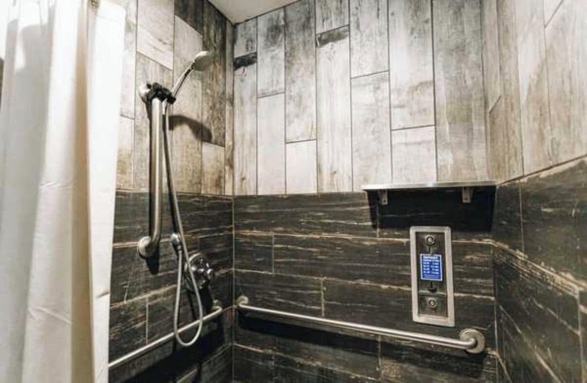 Premium Cabin, Multiple Beds, Courtyard View | Bathroom
