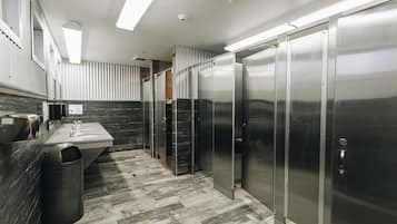 Regadera, jabón, papel de baño