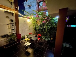 Outdoor dining - Modern, air-conditioned 2-room apartment - All the comforts of home in Dakar (Dakar)