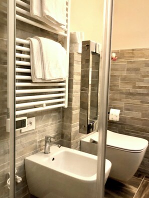 Shower, hair dryer, bidet, towels - Urban Chic Retreat: your design nest in the heart of Verona. (Verona)