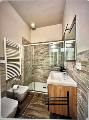 Shower, hair dryer, bidet, towels - Urban Chic Retreat: your design nest in the heart of Verona. (Verona)