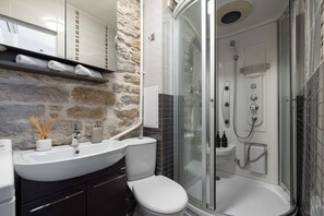 Shower, hair dryer, towels, soap - Old Town design studio/3 min to Christmas market (Tallinn)