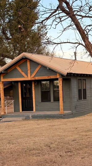 Exterior - Delightful 1-bedroom house with AC in charming Clarendon (Clarendon)