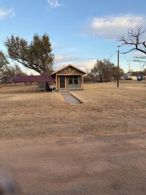 Property grounds - Delightful 1-bedroom house with AC in charming Clarendon (Clarendon)
