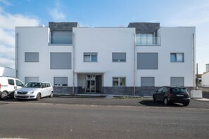 A modern two-story building with a flat roof, large windows, and a central entrance. - Recanto da Ilha (Lagoa)