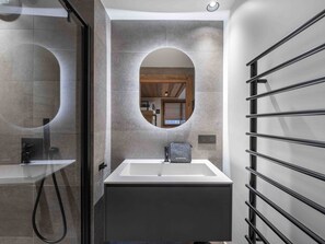 A modern bathroom with a rectangular sink, a mirror, and a shower area. - Megève: Luxury apartment 115m², 6 pers, ski-in, Wifi (Megève)