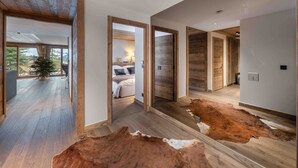 Un intérieur moderne avec des planchers en bois, un grand miroir et un tapis en peau de vache.