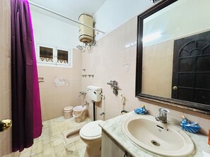 Een douche, een haardroger, een bidet, handdoeken