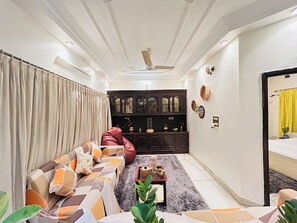 Een strijkplank/strijkijzer, wifi, beddengoed