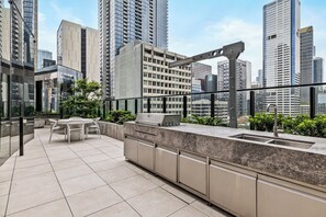 Outdoor dining - Designer 1BR + Sofa Bed in Aspire | Skyline Views (Melbourne)