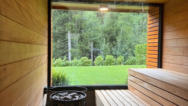 A wooden interior with a bench and a fireplace. - Vacation log cabin Black Forest 2 - Luxury chalet with sauna & whirlpool on the Feldberg (Feldberg (Schwarzwald))