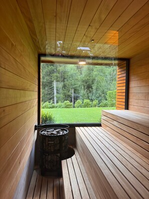 Un intérieur en bois avec un banc et une cheminée.